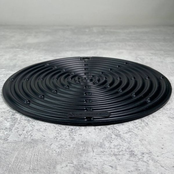 Подставка под горячее Le Creuset Vancouver 20 см Satin Black классическая 93000230310200 фото