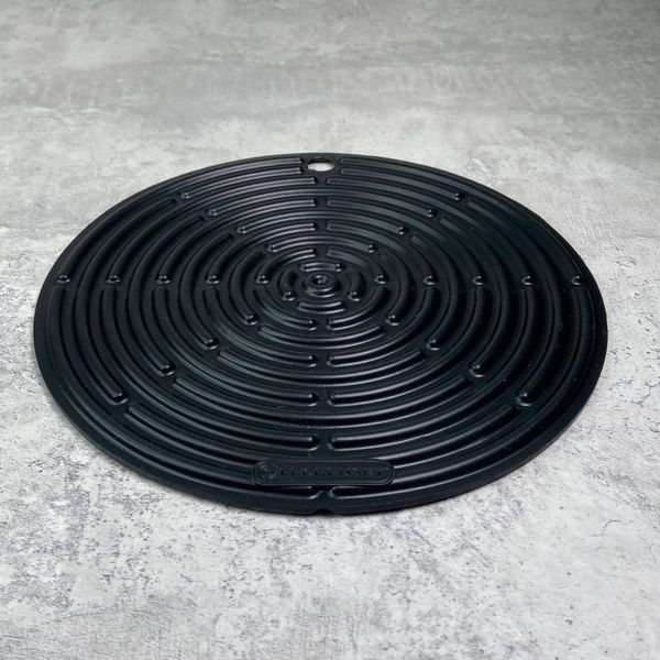 Подставка под горячее Le Creuset Vancouver 20 см Satin Black классическая 93000230310200 фото