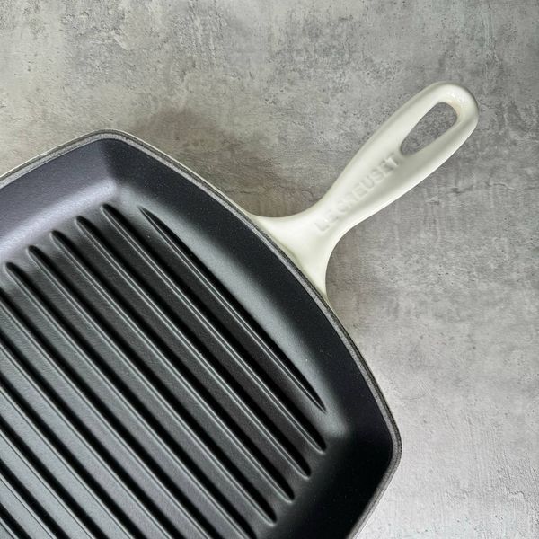 Сковорідка-гриль Le Creuset Signature 26 см чавунна квадратна Meringue 20183267160422 фото
